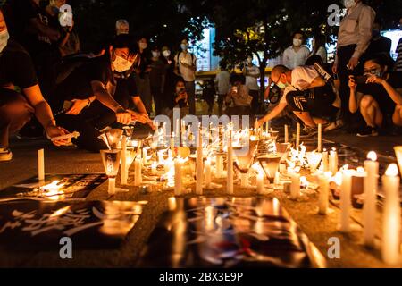 Während des 31. Jahrestages des Tiananmen-Massakers zünden Demonstranten Kerzen an.Tausende versammelten sich zur jährlichen Mahnwache im Victoria Park, um das Massaker auf dem Platz des Himmlischen Friedens 1989 zu feiern, obwohl die Polizei ein Verbot der sozialen Distanzierung des Coronavirus vornahm. Stockfoto