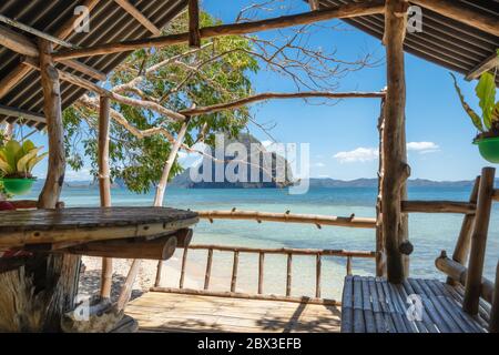 Wunderschöner Las Cabanas Strand. Veranda komplett aus Holz. El Nido, Palawan, Philippinen Stockfoto