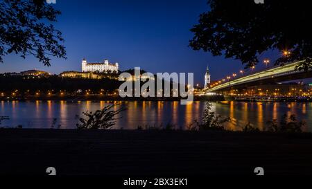 Bratislava Burg über Donau in Bratislava Altstadt bei Nacht, Slowakei Stockfoto