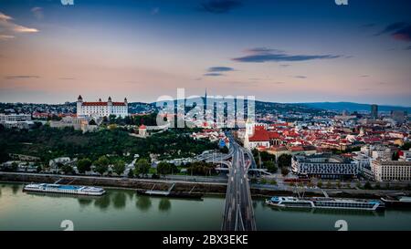 Blick auf die Burg und die Altstadt bei Sonnenuntergang von der Aussichtsplattform in Bratislava, Slowakei Stockfoto