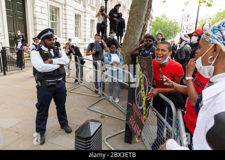 Demonstranten konfrontieren die Polizei während des Black Lives Matters Protestes vor der Downing Street 10, London, 3. Juni 2020 Stockfoto