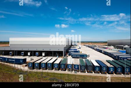 Leere Anhänger in einem großen regionalen Vertriebszentrum Stockfoto