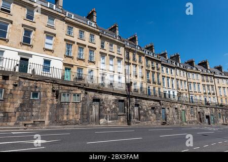Reihenhäuser aus der Georgischen Ära und gepflasterter Steinweg in Bath England Stockfoto