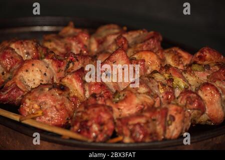 Lammkebab. Marinierte Schaschlik Vorbereitung auf einem Grill über Holzkohle. Kebap auf dem Grill Restaurant zum Abendessen. Stockfoto