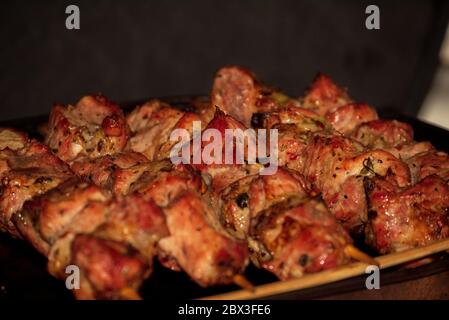 Lammkebab. Marinierte Schaschlik Vorbereitung auf einem Grill über Holzkohle. Kebap auf dem Grill Restaurant zum Abendessen. Stockfoto