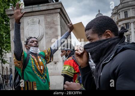 Tausende von Black Lives Matter (BLM) Aktivisten und Unterstützer marschieren nach Wesminster, um gegen den Tod von George Floyd in den USA zu protestieren. Stockfoto