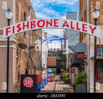 Fishbone Alley, Fußgängerweg im Restaurant, Bar und Unterhaltungsviertel in der Innenstadt, Gulfport, Mississippi, USA. Stockfoto