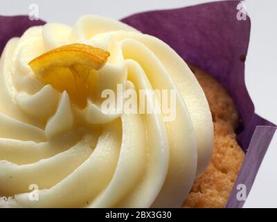 Nahaufnahme eines mit EINEM Zitronenkeil dekorierten Eistorte, London, Großbritannien. Stockfoto