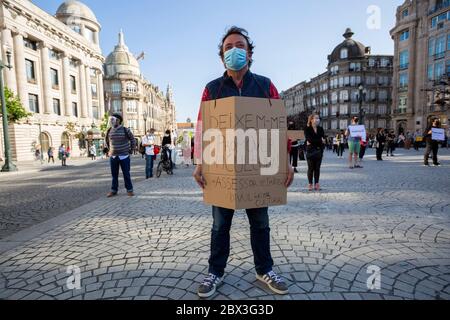 Ein Mann hält ein Schild, während er an einer nationalen Demonstration für dringende Maßnahmen für Künstler und Kulturschaffende auf der Avenida dos Aliados in Porto am 4. Juni 2020 teilnimmt. Stockfoto