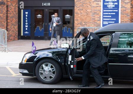 Minneapolis, USA. Juni 2020. Der Leichenwagen, der George Floyds Sarg trägt, kommt an der North Central University für ein Denkmal in Minneapolis, Minnesota, den Vereinigten Staaten, am 4. Juni 2020 an. Benjamin Crump, Anwalt der Familie von George Floyd, der unter Polizeigewahrsam erstickt wurde, sagte am Donnerstag, dass es die "Pandemie des Rassismus" war, die den Schwarzen tötete. Kredit: Ben Hovland/Xinhua/Alamy Live News Stockfoto