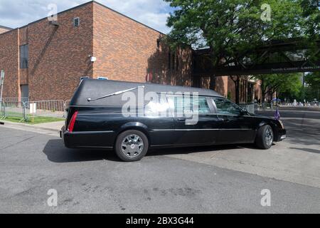 Minneapolis, USA. Juni 2020. Der Leichenwagen, der George Floyds Sarg trägt, kommt an der North Central University für ein Denkmal in Minneapolis, Minnesota, den Vereinigten Staaten, am 4. Juni 2020 an. Benjamin Crump, Anwalt der Familie von George Floyd, der unter Polizeigewahrsam erstickt wurde, sagte am Donnerstag, dass es die "Pandemie des Rassismus" war, die den Schwarzen tötete. Kredit: Ben Hovland/Xinhua/Alamy Live News Stockfoto