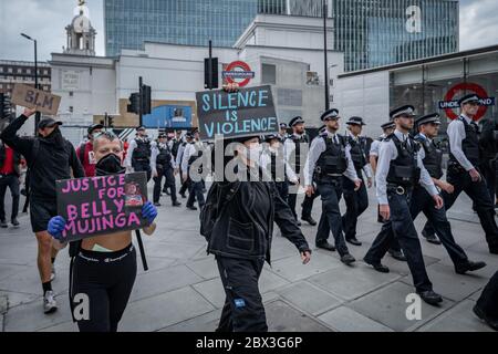 Tausende von Black Lives Matter (BLM) Aktivisten und Unterstützer marschieren nach Wesminster, um gegen den Tod von George Floyd in den USA zu protestieren. Stockfoto
