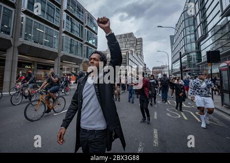 Tausende von Black Lives Matter (BLM) Aktivisten und Unterstützer marschieren nach Wesminster, um gegen den Tod von George Floyd in den USA zu protestieren. Stockfoto