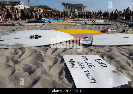 Ein Black Lives Matter Protest am Moonlight Beach in Encinitas, Kalifornien. Der Protest wurde durch den Mord an American George Floyd ausgelöst. Stockfoto