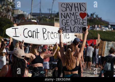 Moonlight Beach, Encinitas, CA. Juni 2020. Als Reaktion auf die Ermordung von George Floyd, der Paddel Out für Einheit in Solidarität mit Black Lives Matt Stockfoto