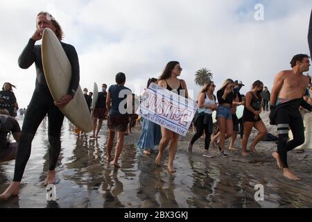 Surfer am Paddle Out für Unity Black Lives Matter Beach Protest. Stockfoto