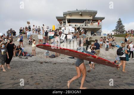 Surfer am Paddle Out für Unity Black Lives Matter Beach Protest. Stockfoto