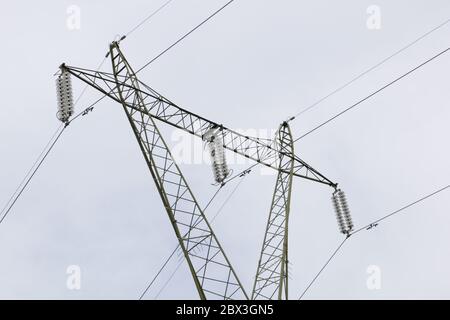 Hochspannungsposten und -Drähte werden aus nächster Nähe aufgenommen Stockfoto