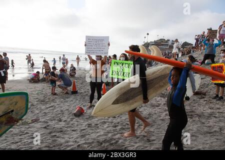 Surfer am Paddle Out für Unity Black Lives Matter Beach Protest. Stockfoto