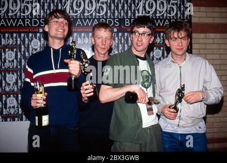 BLUR: Blur bei den Brit Awards 1995 Links Alex James; Dave Rowntree; Graham Coxon; Damon Albarn Stockfoto