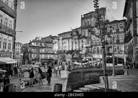 Nachbarschaftsszene mit den architektonischen Stilen der verschiedenen Fassaden und den Eisengeländern der Balkone in Porto Portugal Stockfoto