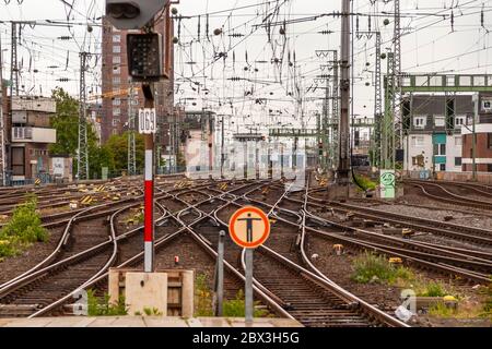 Gleise, Schalter, Signale und Oberleitungen am Kölner Hauptbahnhof. Köln Bahnhof, Deutschland Stockfoto