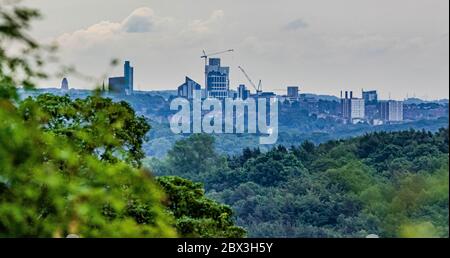 Ein Blick auf die Skyline von Leeds, Yorkshire, vom Baildon Moor. Stockfoto