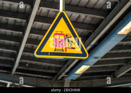 Warnschild am Bahnhof Grevenbroich: Vorsicht am Bahnsteig. „Mind the Gap“. Bahnhof Grevenbroich, Deutschland Stockfoto