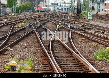 Gleise, Schalter, Signale und Oberleitungen am Kölner Hauptbahnhof. Köln Bahnhof, Deutschland Stockfoto