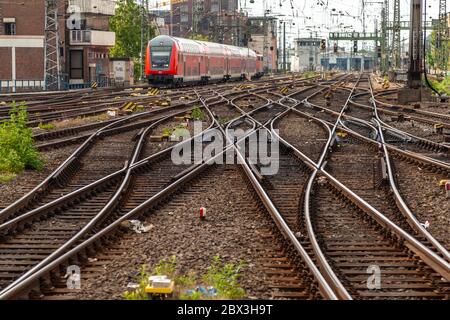 Gleise, Schalter, Signale und Oberleitungen am Kölner Hauptbahnhof. Köln Bahnhof, Deutschland Stockfoto