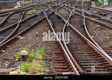 Gleise, Schalter, Signale und Oberleitungen am Kölner Hauptbahnhof. Köln Bahnhof, Deutschland Stockfoto