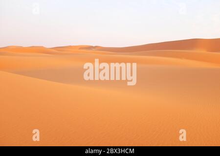 Leuchtend orange Wüstenlandschaft Sanddünen in der Al Dahna Wüste, Riad, Saudi Arabien. Stockfoto