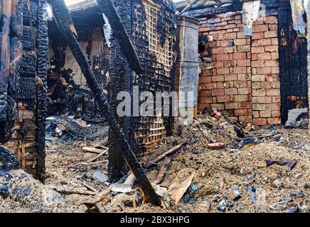 20. April 2020, Jekabpils, Lettland: Verkohlte Holzteile eines verbrannten Hauses Stockfoto