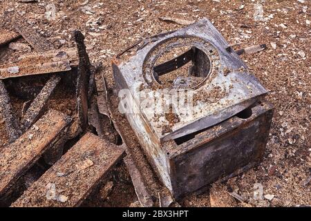 20. April 2020, Jekabpils, Lettland: Waschmaschine nach dem Feuer im Haus Stockfoto