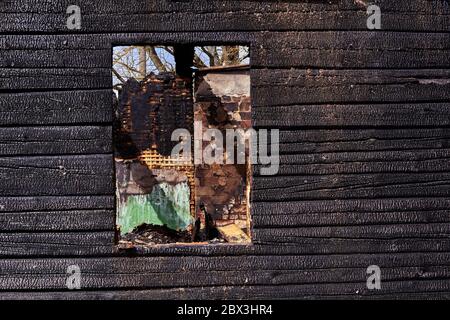 20. April 2020, Jekabpils, Lettland: Verkohlte Holzteile eines verbrannten Hauses Stockfoto