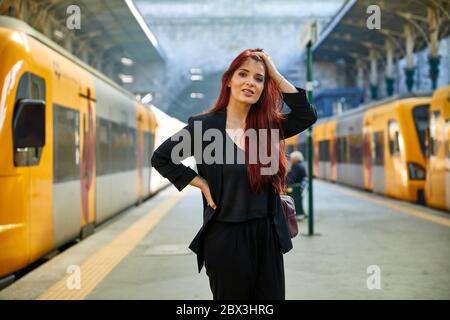 Eine Portugiesin wartet im Bahnhof São Bento in Porto, Portugal Stockfoto