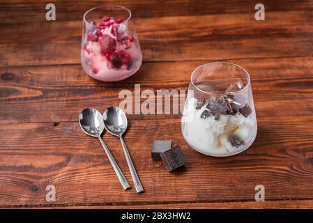 Zwei Portionen Vanille- und Erdbeereis aus Glas Stockfoto
