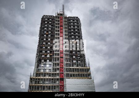 Verkohlte Überreste des Grenfell Tower - 24-stöckiges Wohnturm-Block in London, zerstört durch einen schweren Brand im Juli 2017. Bild aufgenommen am 18/02/20018 Stockfoto