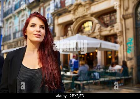 Eine Portugiesin steht vor dem Café Majestic an der Rua de Santa Catarina in Porto, Portugal. Stockfoto