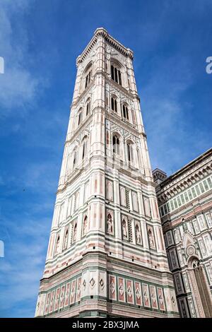 Der Glockenturm von Giotto, Piazza del Duomo in Florenz. Toskana, Italien Stockfoto