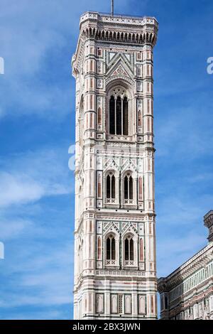 Der Glockenturm von Giotto, Piazza del Duomo in Florenz. Toskana, Italien Stockfoto