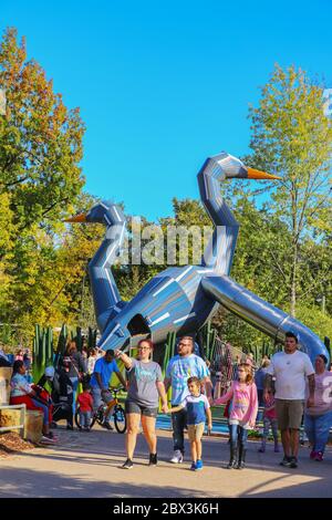 10 21 2018 Tulsa USA-Familien in der Nähe der Wildgänse rutschen im öffentlichen Park des Sammelplatzes in Oklahoma an warmen sonnigen Herbsttag Stockfoto