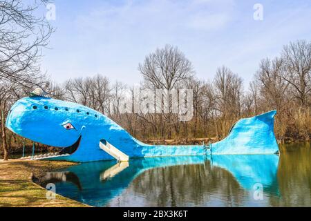 11-14-2018 Catoosa USA - berühmte Touristenattraktion des Blauwals entlang des alten Highways - Route 66 in der Nähe von Catoosa Oklahoma.jpg Stockfoto