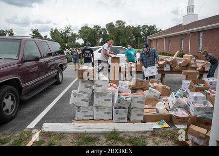 High Springs Mobile Pantry ist eine Lebensmittelbank, die mit "Brot der Mächtigen" arbeitet, um Nahrung an Bedürftige in High Springs, Florida, zu verteilen. Stockfoto