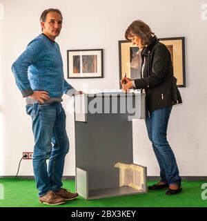 Die Prüfer bewerten die Ergebnisse der Untersuchung von Mold Detection Dogs in Dortmund Stockfoto