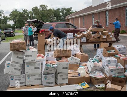 High Springs Mobile Pantry ist eine Lebensmittelbank, die mit "Brot der Mächtigen" arbeitet, um Nahrung an Bedürftige in High Springs, Florida, zu verteilen. Stockfoto