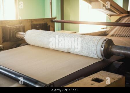 Bäckerei Produktionslinie mit süßen Plätzchen auf Förderband, Süßwarenfabrik Werkstatt. Stockfoto