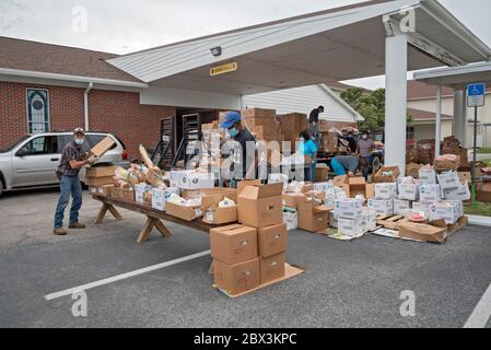 High Springs Mobile Pantry ist eine Lebensmittelbank, die mit "Brot der Mächtigen" arbeitet, um Nahrung an Bedürftige in High Springs, Florida, zu verteilen. Stockfoto