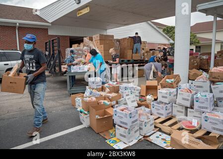 High Springs Mobile Pantry ist eine Lebensmittelbank, die mit "Brot der Mächtigen" arbeitet, um Nahrung an Bedürftige in High Springs, Florida, zu verteilen. Stockfoto