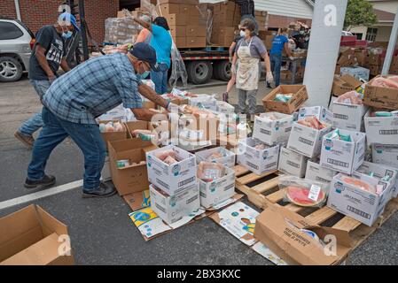 High Springs Mobile Pantry ist eine Lebensmittelbank, die mit "Brot der Mächtigen" arbeitet, um Nahrung an Bedürftige in High Springs, Florida, zu verteilen. Stockfoto